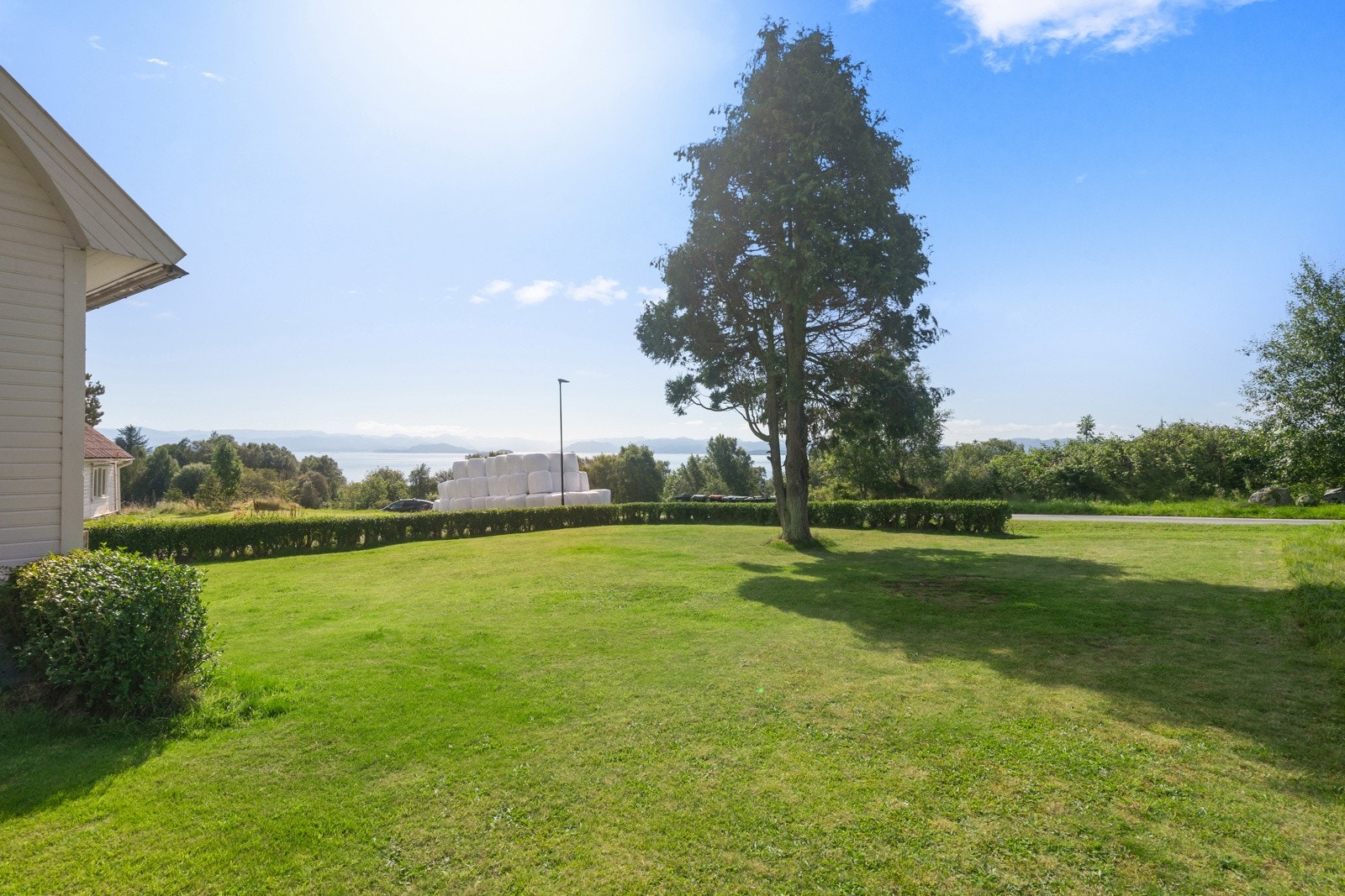 Hagearealet rundt boligen er opparbeidet med plen og gode uteplasser. Her kan du nyte lange sommerdager med sol fra morgen til kveld. Galleribilde
