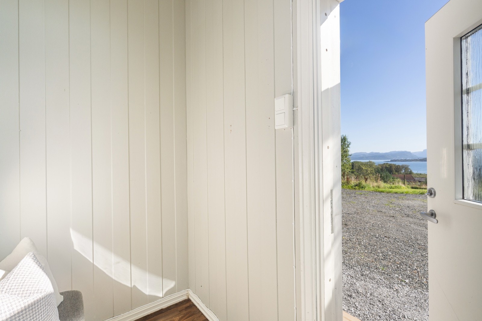 Inngangspartiet leder deg inn i en sjarmerende bolig med moderniserte løsninger. Galleribilde