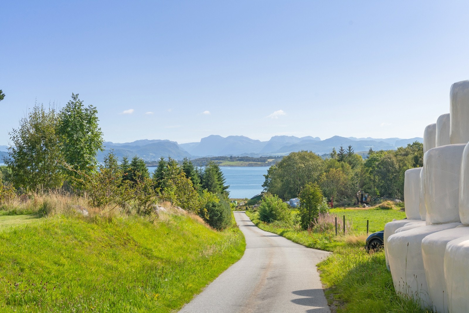 Fra nærområdet har du panorama over sjøen og vidstrakt landskap. Galleribilde