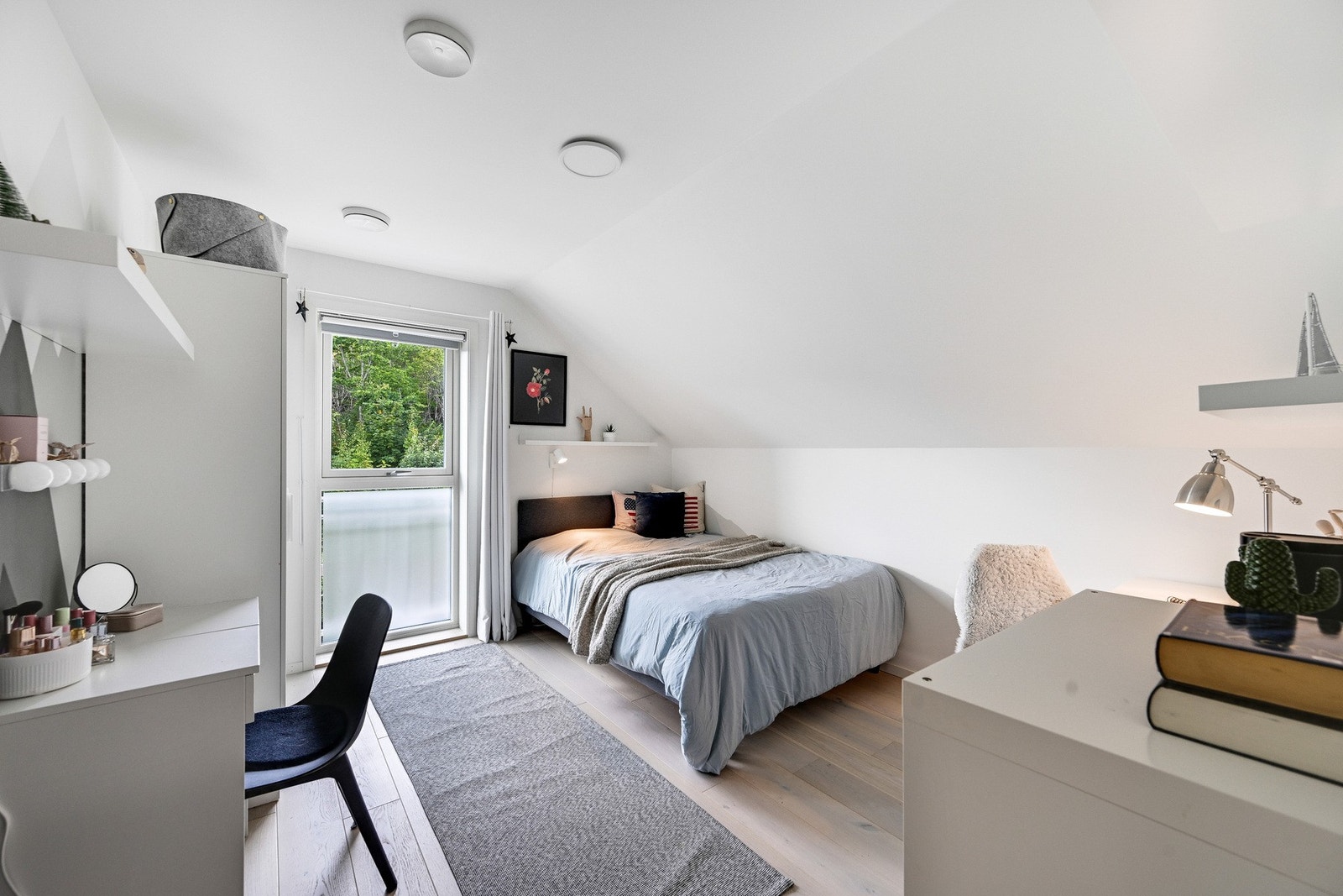 Soverom nr. 3. Samtlige soverom har pen parkett og og malte overflater. Galleribilde