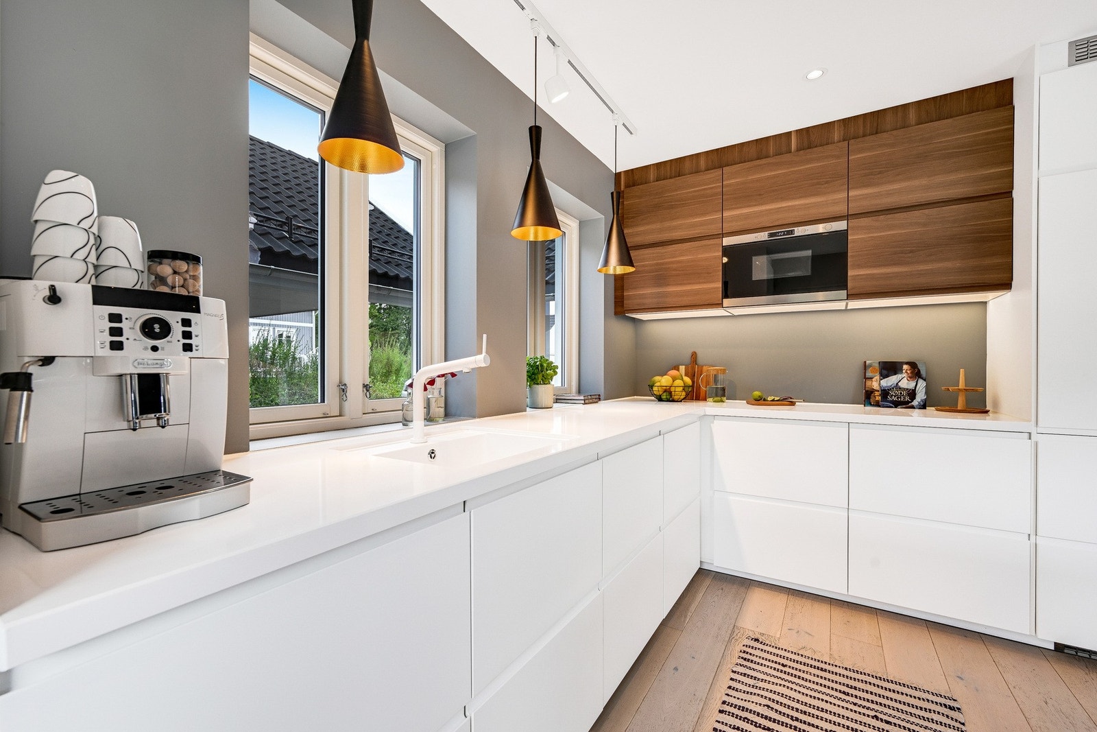 Innredningen er særdeles pen med hvite og glatte fronter og en benkeplater av god størrelse. Lysforholdene fra vinduene er gode, og spottbelysning i taket bidrar ytterligere. Galleribilde