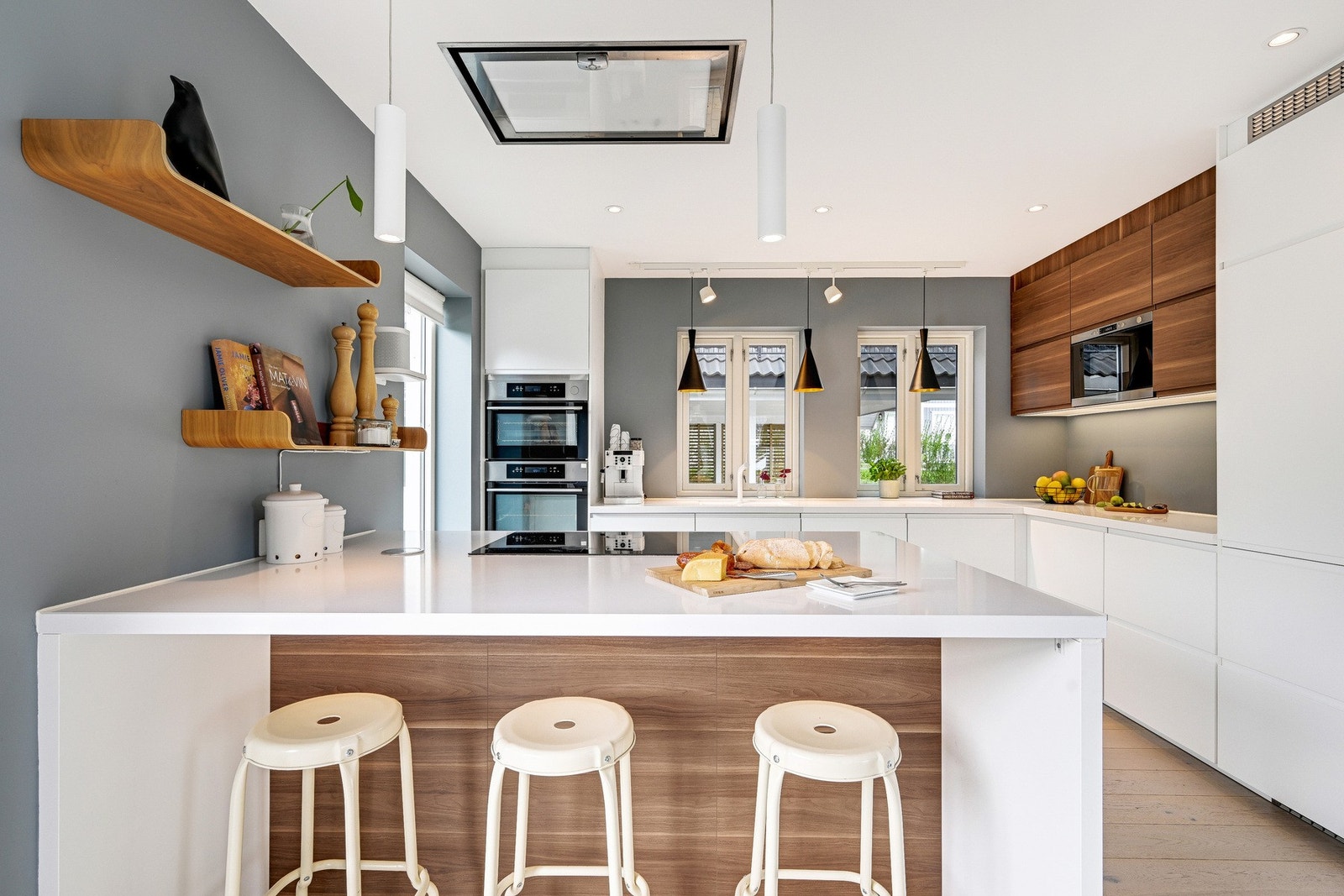 Velkommen inn i boligens lekre kjøkken med et moderne uttrykk og en rekke integrerte hvitevarer. Galleribilde