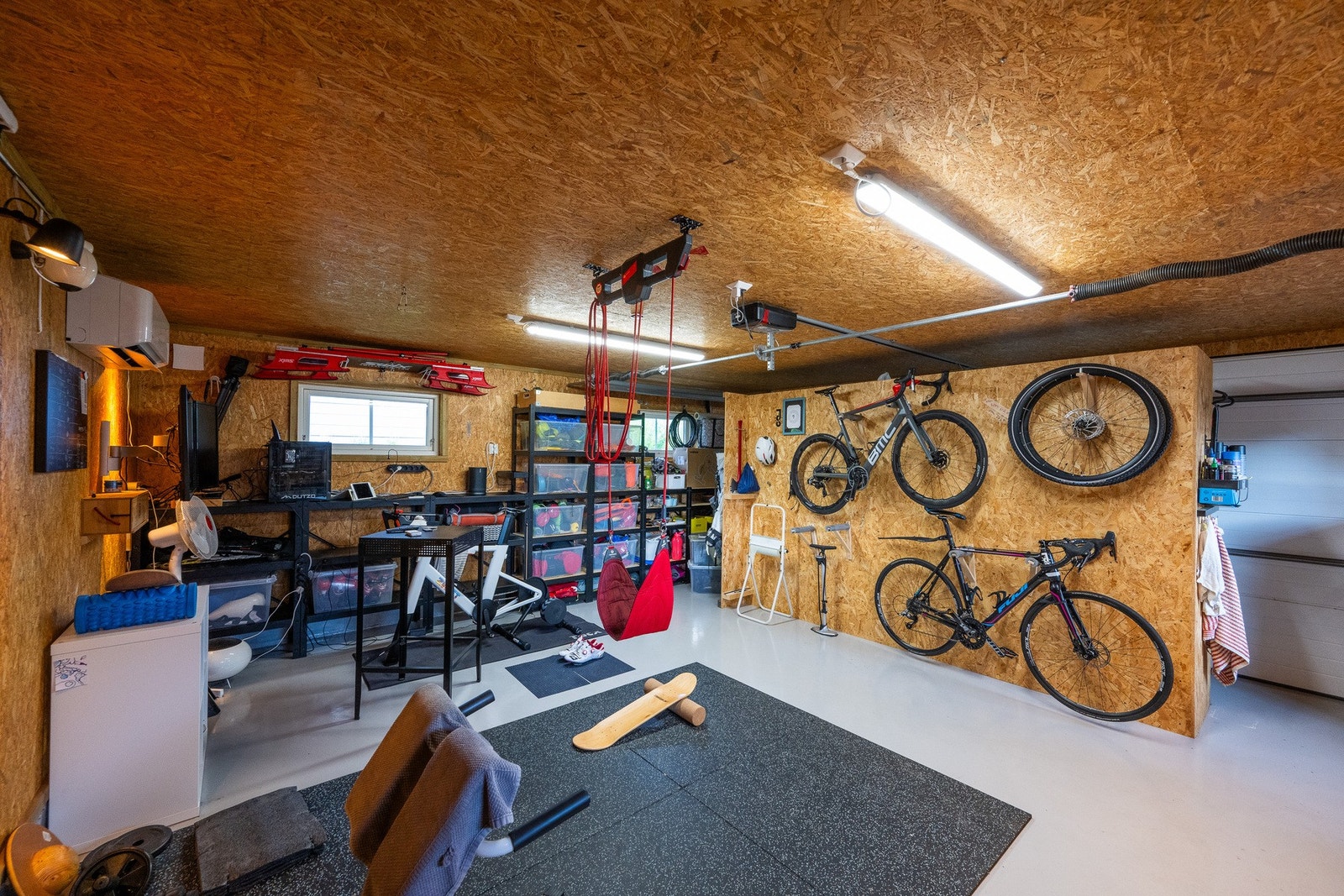 Isolert dobbelgarasje med elektrisk port og egen varmepumpe. I tillegg er det stor carport på fremsiden. Galleribilde