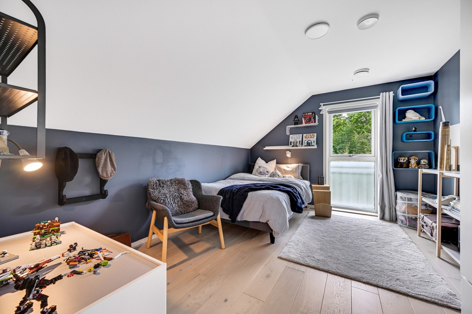 Soverom nr. 4. Her har man god plass til å møblere med seng, nattbord og skrivebord. Galleribilde