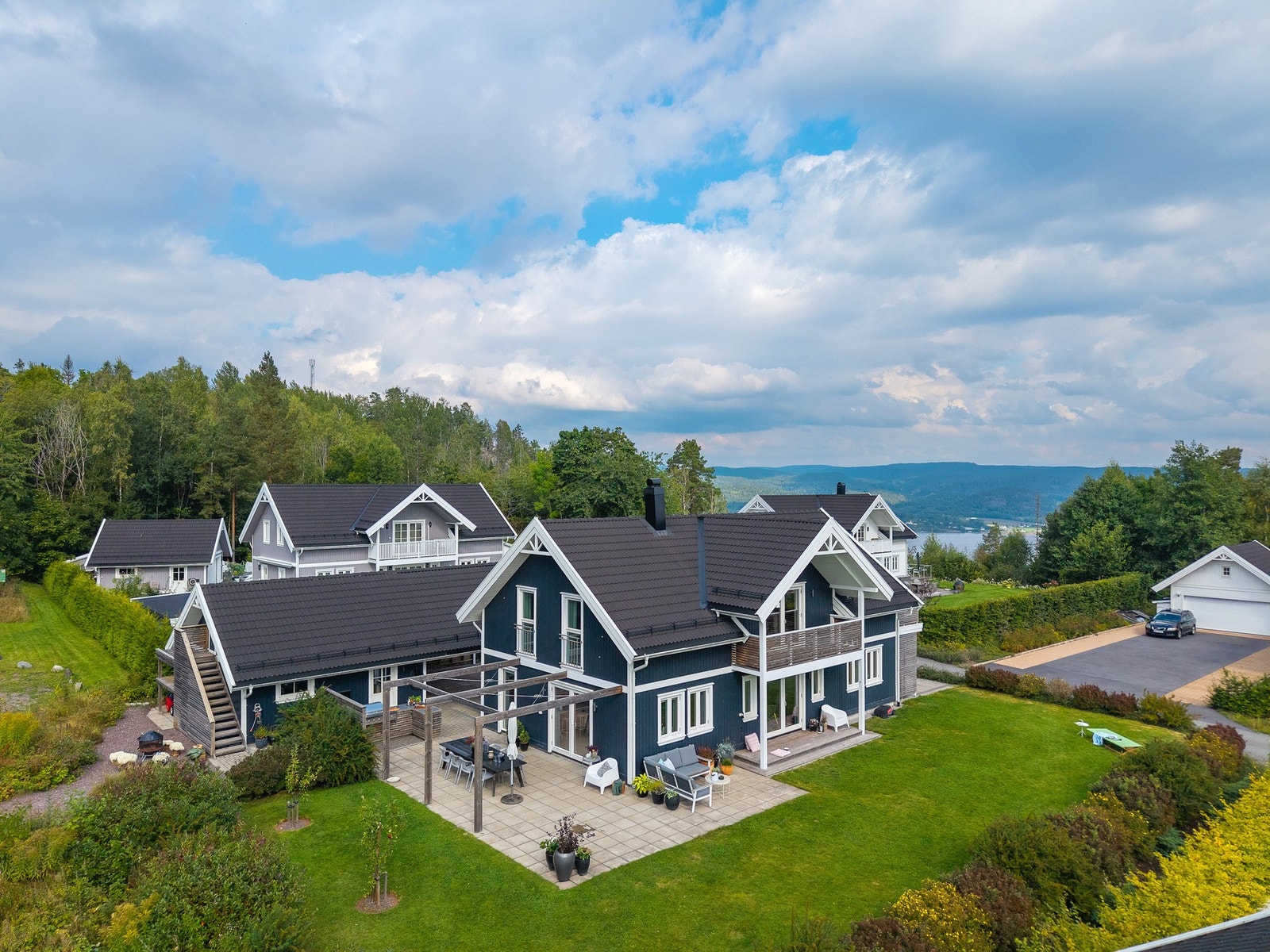 Hege Svebakk v/PrivatMegleren Holmestrand har gleden av å presentere Kleivanveien 273. Foto: Kristian T. Bollæren Galleribilde