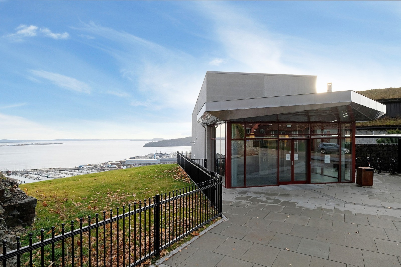 For pendleren, er det ingenting i veien for å legge ut på en liten sykkeltur til fjellheisen som tar deg ned til stasjonen i fjellet med hyppige avganger. Galleribilde