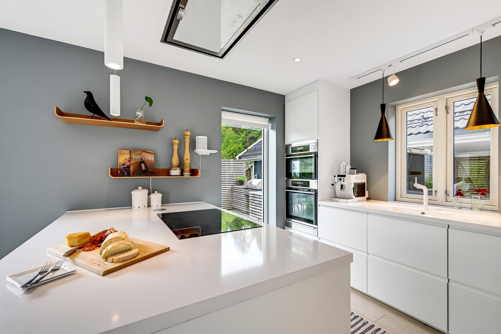 Kjøkkenet kan skilte med integrert vifte, koketopp, dampovn, varmluftsovn, mikrobølgeovn, oppvaskmaskin og kjøl/fryseskap. Galleribilde