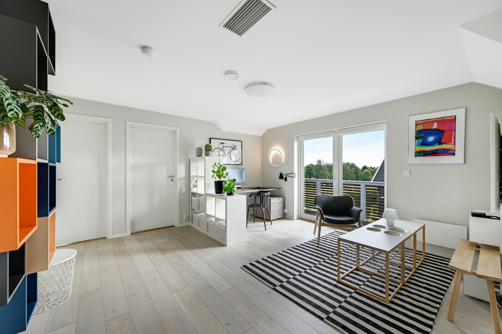 I 2. etasje er det en romslig loftstue med pent parkettgulv, lysmalte overflater og utgang til balkong med utsikt over de fine omgivelsene. Galleribilde