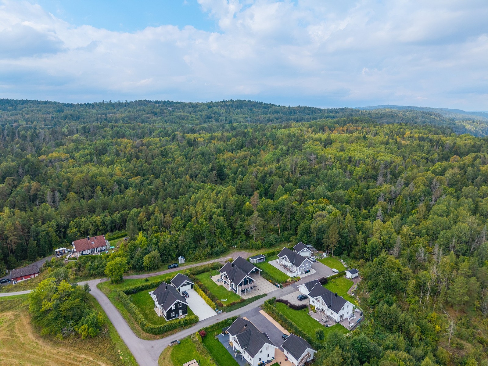 Kleivan er et barnevennlig område og er ypperlig for de som er glad i frisk luft og marka. Her har man marka like i bakkant med flotte turstier. Galleribilde