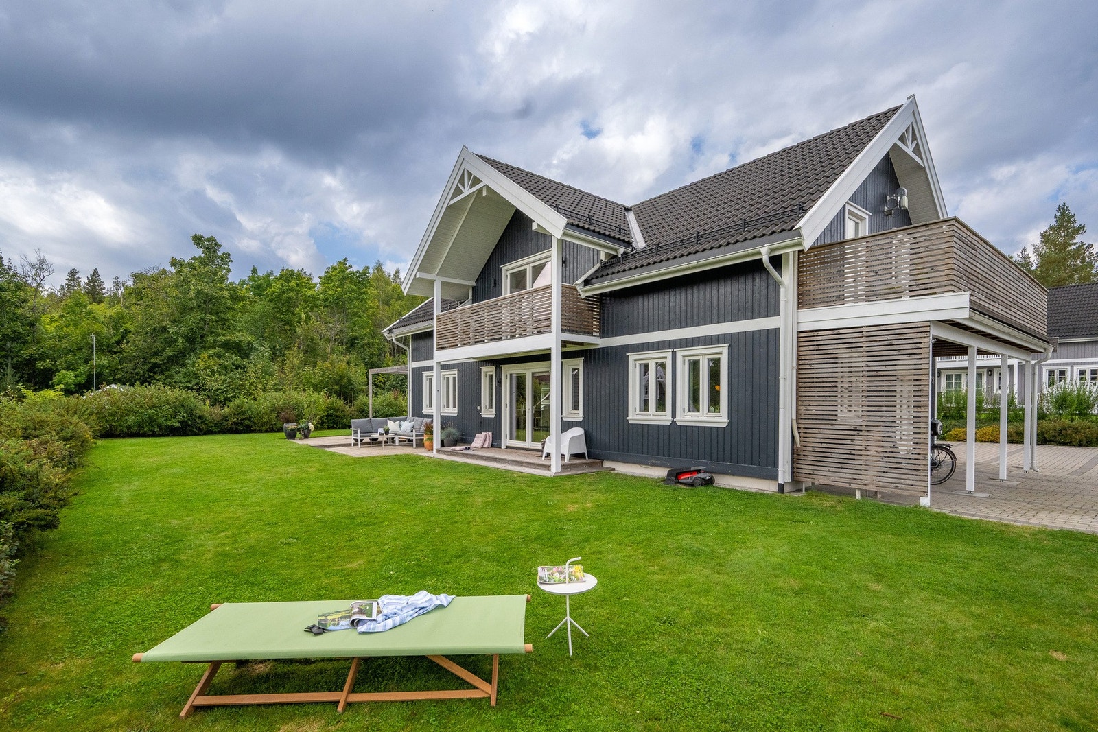 Boligen ble oppført i 2017 og fasaden ble malt i 2018. Galleribilde