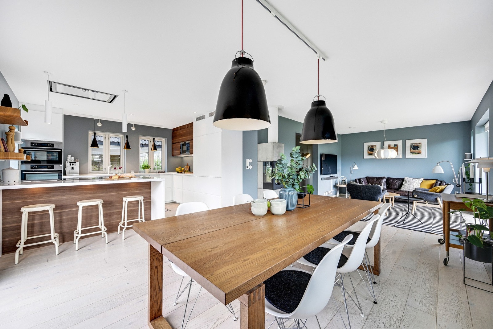 Kjøkkenet og stuen er i åpen løsning med et lekkert parkettgulv, samt malte overflater i tidsriktige farger. Her har man plass til å innrede til ulike soner, avhengig av hva man ønsker. Galleribilde