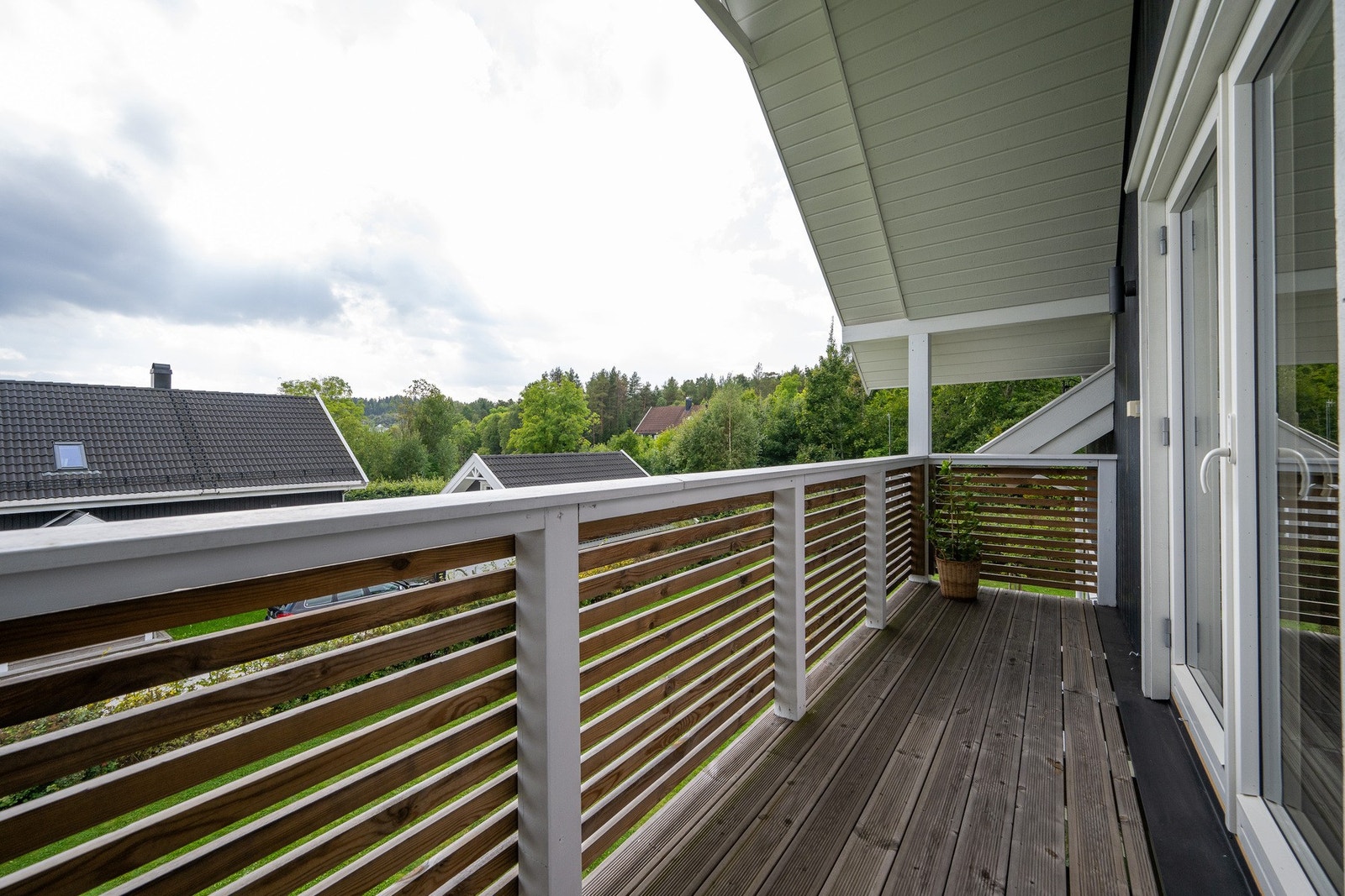 Eiendommen har sol fra soloppgang til aften på sommeren. Vinterstid er det solrikt fra soloppgang og frem til ettermiddagen når solen går ned bak skogen. Galleribilde