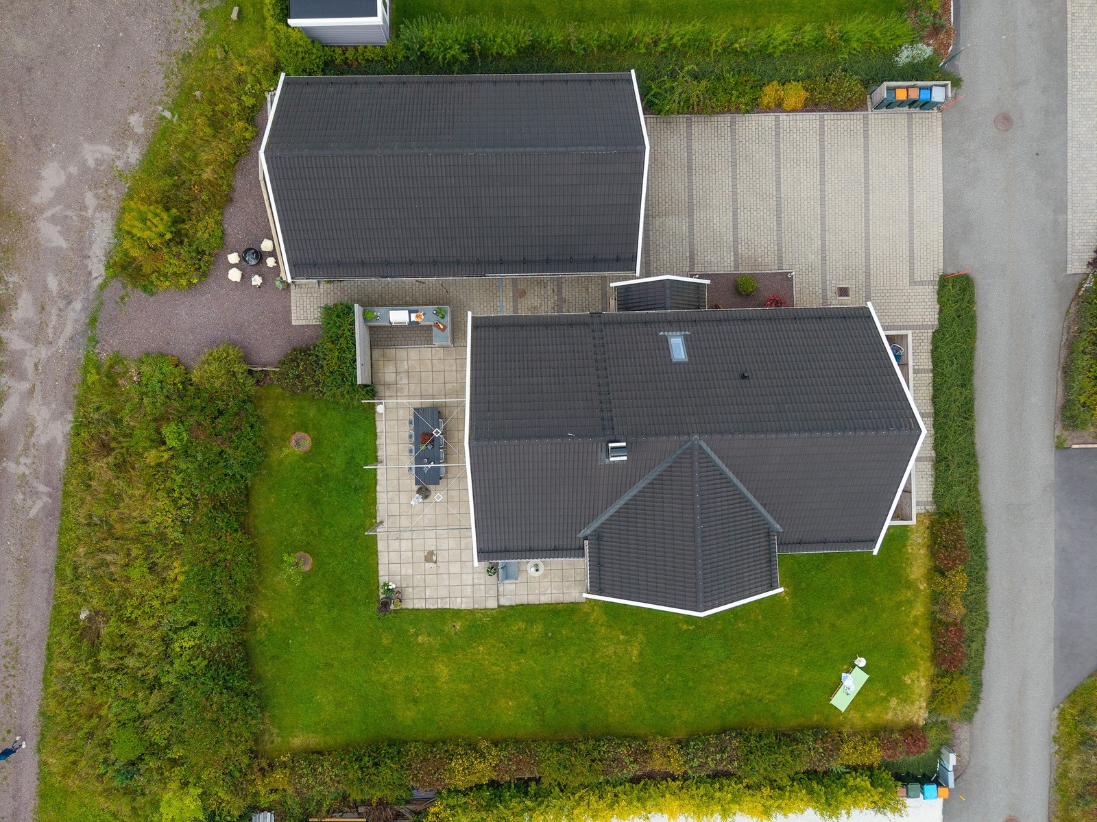 Det ble installert robotklipper i 2019 som medfølger salget. Det er også montert 2 elbil-ladere. Galleribilde