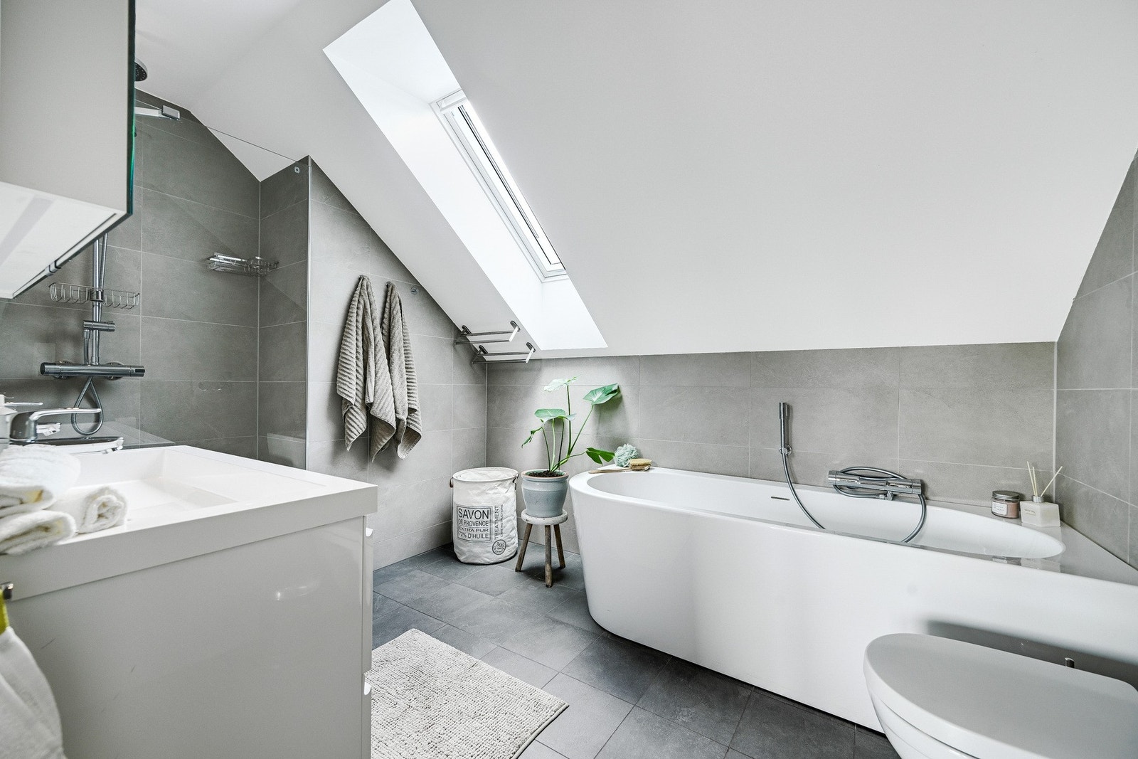 Boligen har 2 delikate baderom med stilrene overflater og nok av plass. Dette baderommet er beliggende i 2. etasje og kan tilby badekar, dusjhjørne, klosett og servant i innredning. Galleribilde