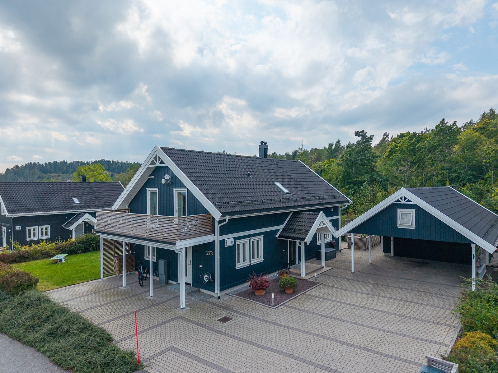 Dette er en velholdt og romslig enebolig med 5 soverom, 2 baderom og flotte uteområder som må oppleves. Galleribilde