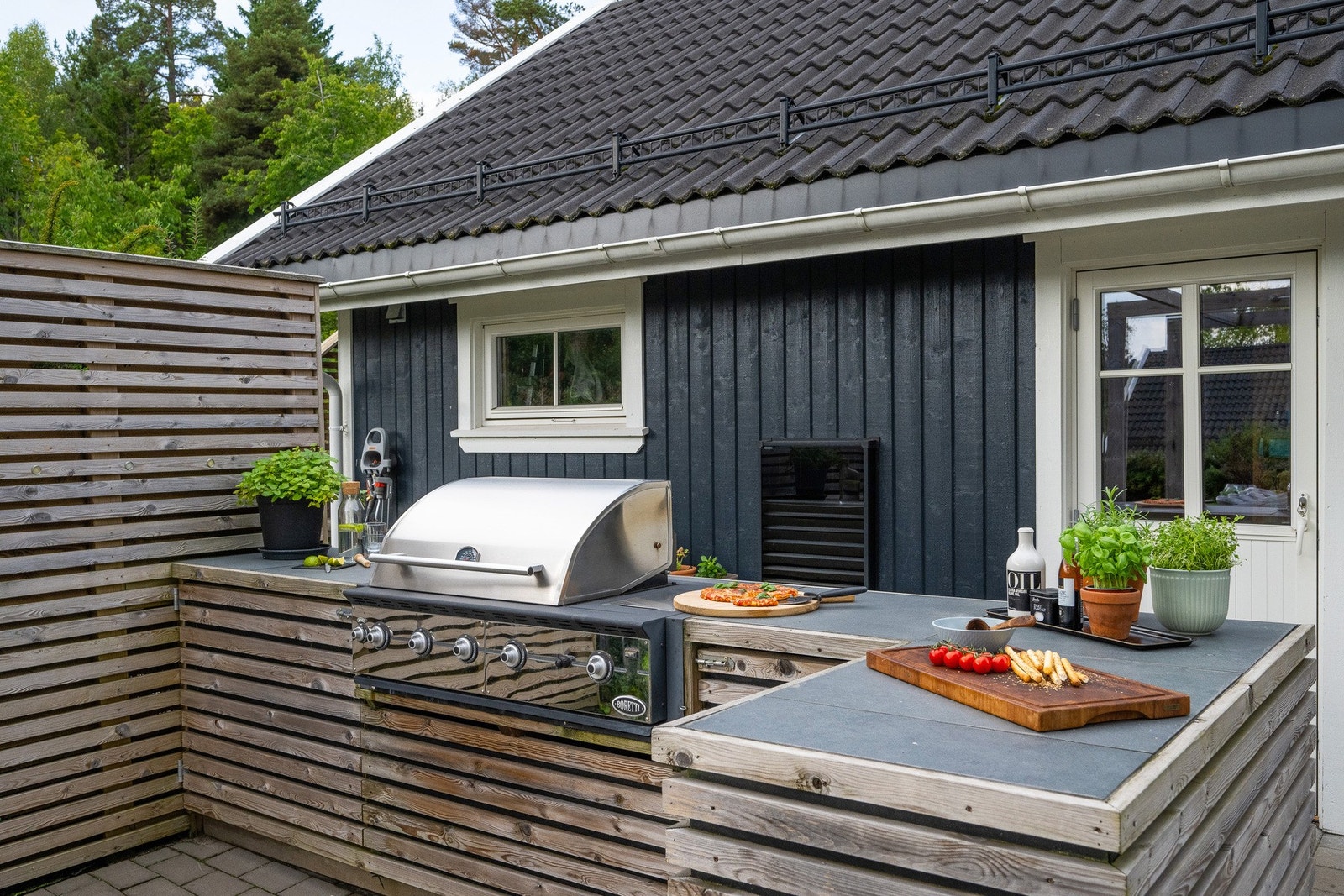 Eiendommen er særdeles innholdsrik med ulike kvaliteter som enhver kan sette pris på. Den er påkostet med utekjøkken og integrert grill - perfekt for sommerfest med familie og venner. Galleribilde