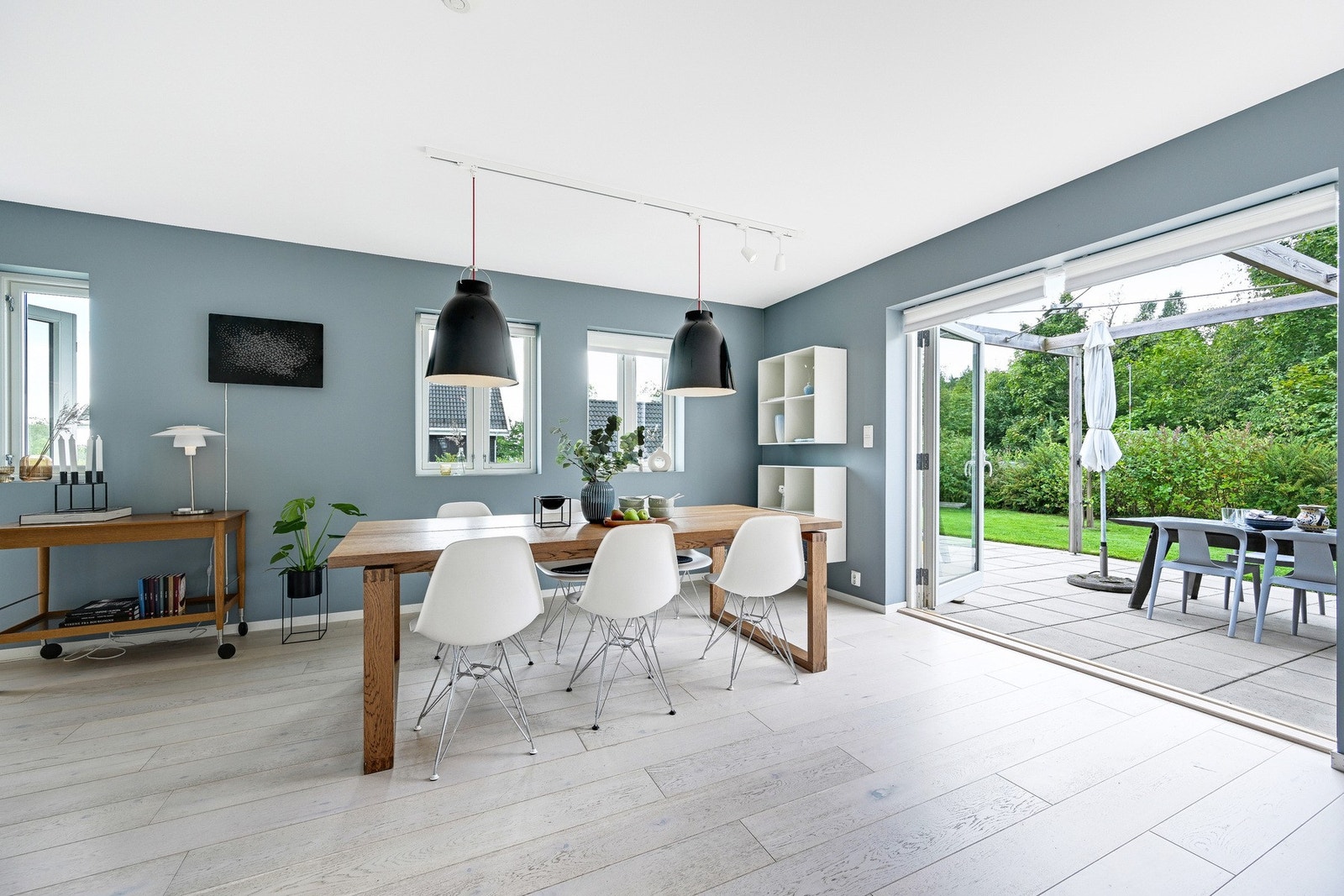 Her har man også god plass til å ha en stor spisegruppe i tilknytning til den andre siden av stuen hvor man også kan åpne dører ut til markterrassen. Galleribilde