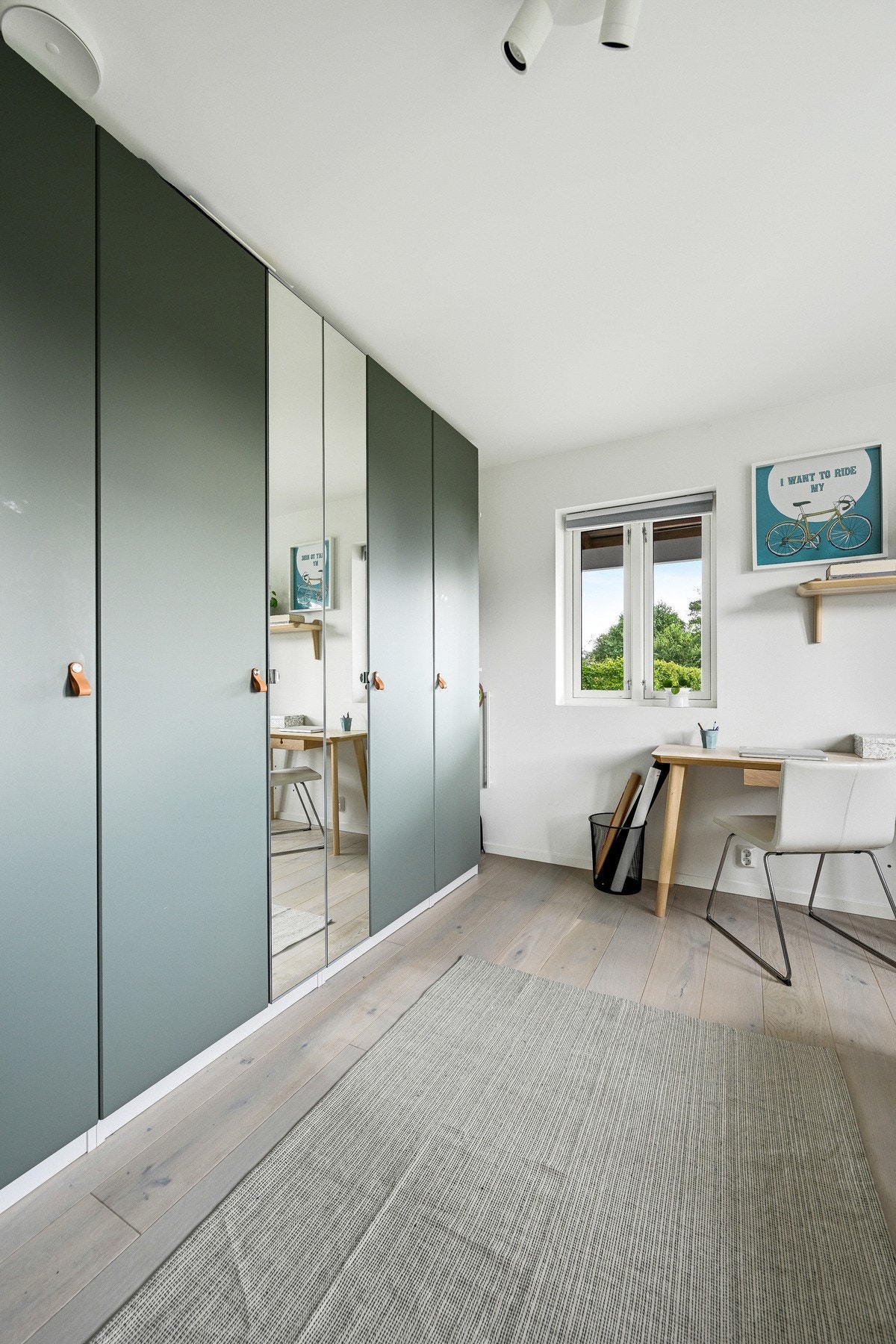 Det er stor garderobeløsning for ytterligere klesoppbevaring. Galleribilde