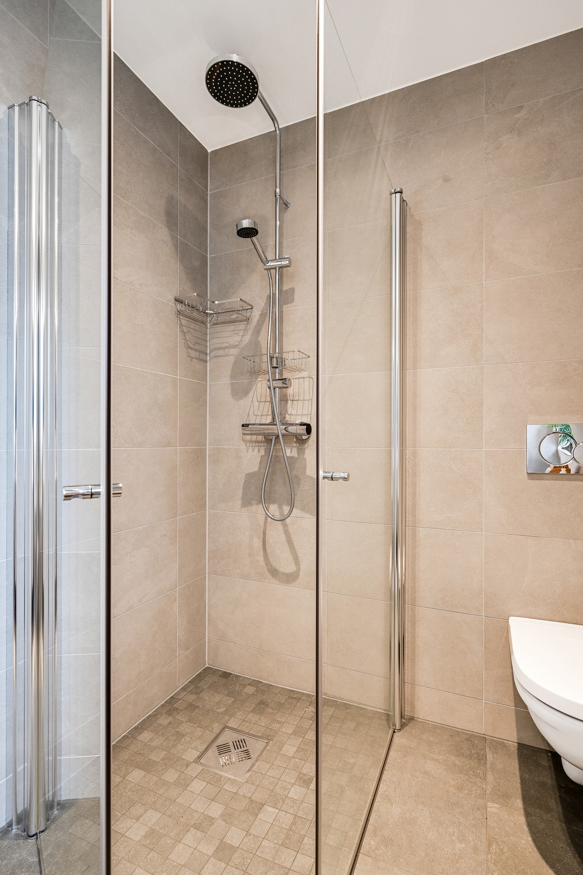 Her er det dusjhjørne og vegghengt klosett for enkelt renhold. Galleribilde