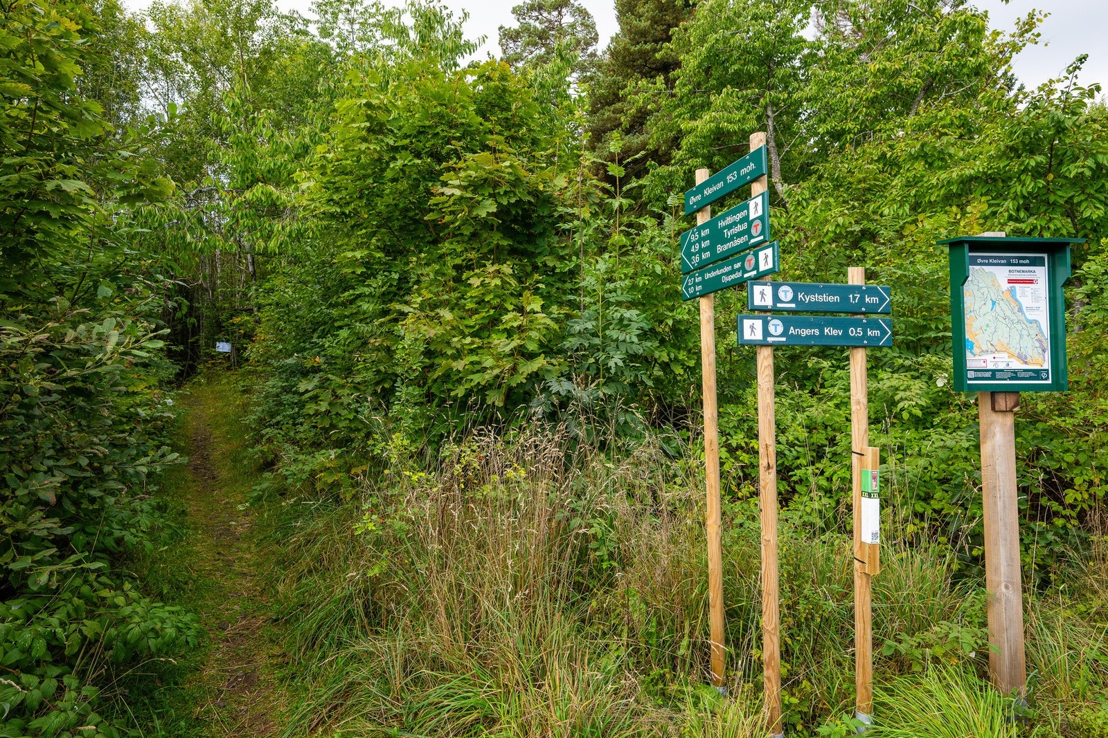 Man kan enkelt bevege seg til Botnemarka med en lang rekke turløyper. Om ønskelig kan man gå hele veien til Sande. Her er det også preparerte skiløyper om vinteren. Galleribilde