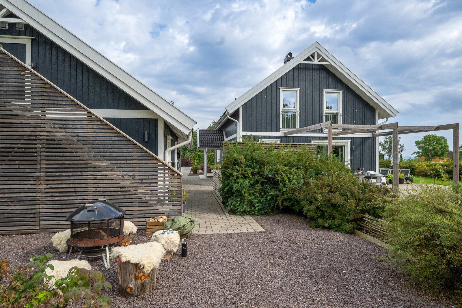 Hyggelig parti på baksiden av garasjen som kan brukes til f. eks grilling av pølser etter en tur i marka i nærområdet. Galleribilde