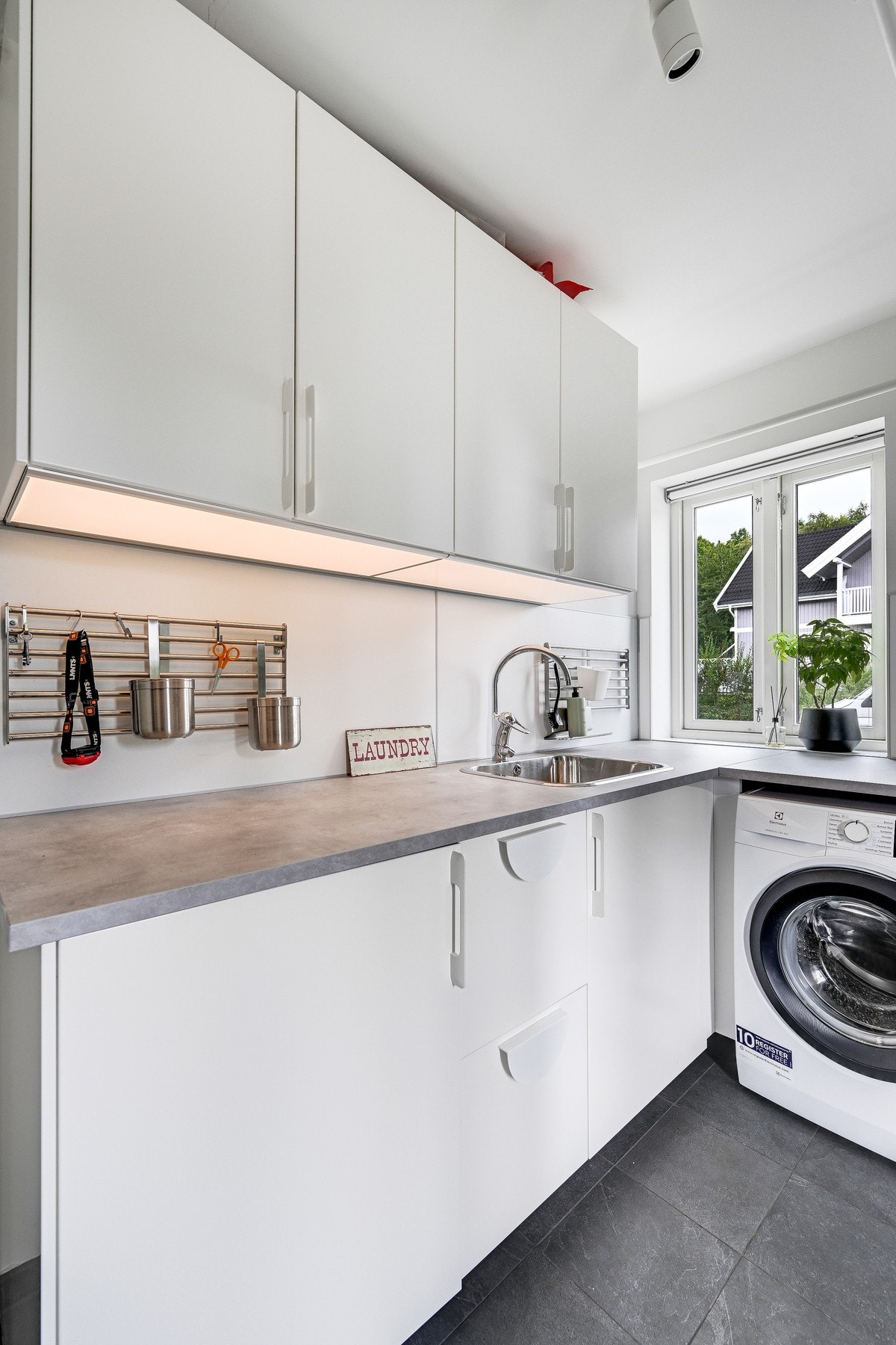 Her er det godt med skap og skuffer og en praktisk vask. Galleribilde