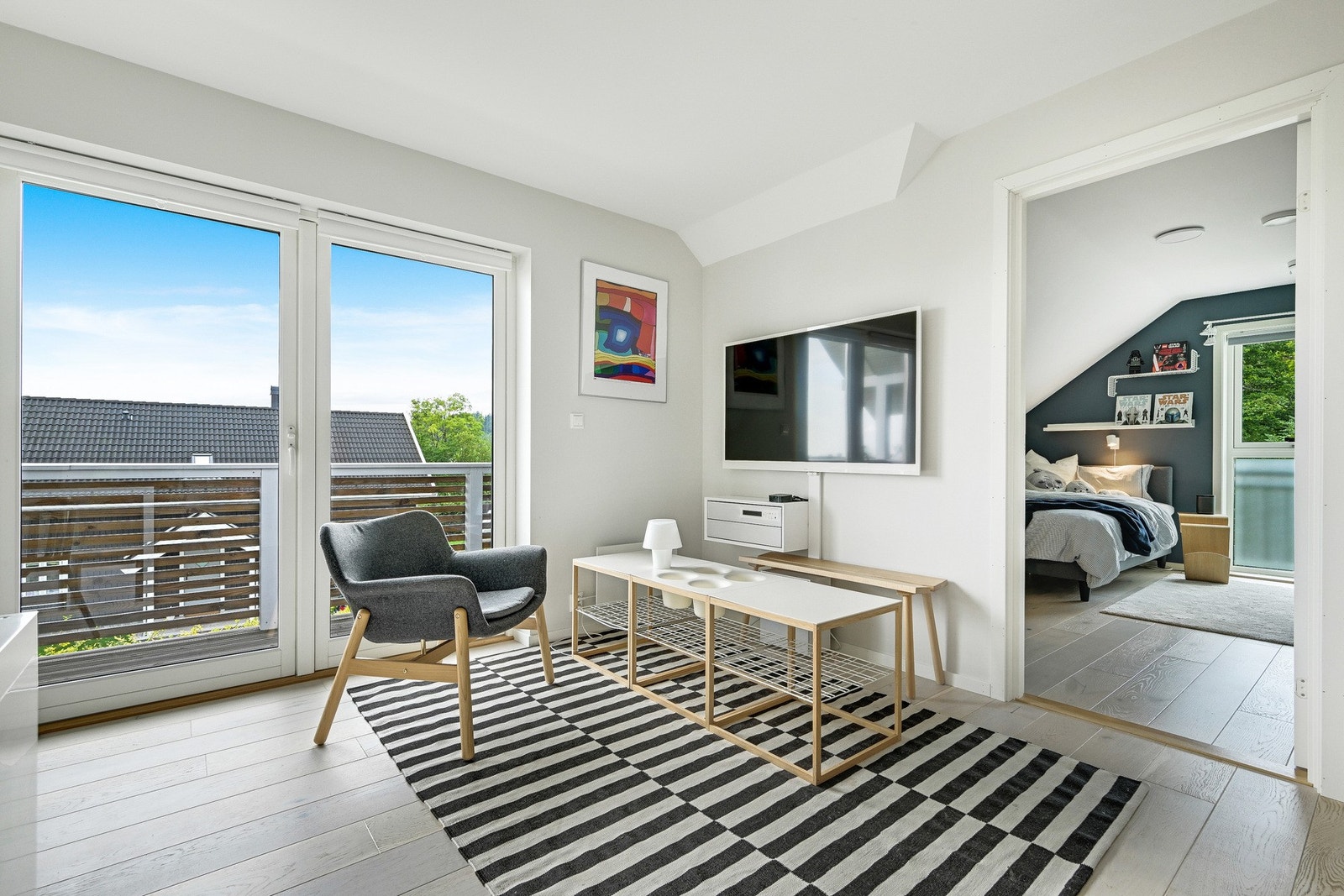 Det er installert luft-til-luft varmepumpe fra 2020 plassert på loft, som betjener soverommene i 2. etasje. I tillegg er det wifi-styrt gulvvarme i stue, kjøkken, entré, vaskerom og på begge bad. Galleribilde