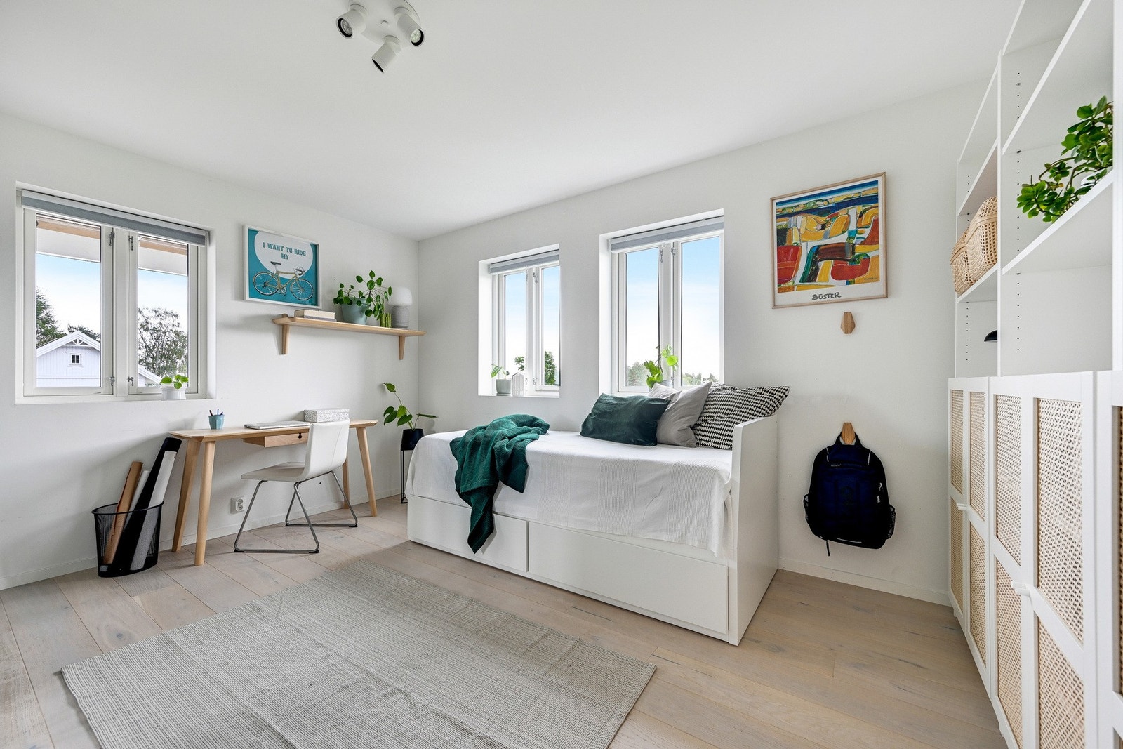 Soverom nr. 5 er i 1. etasje. Lyse overflater og gode lysforhold fra vinduer på to sider. Galleribilde