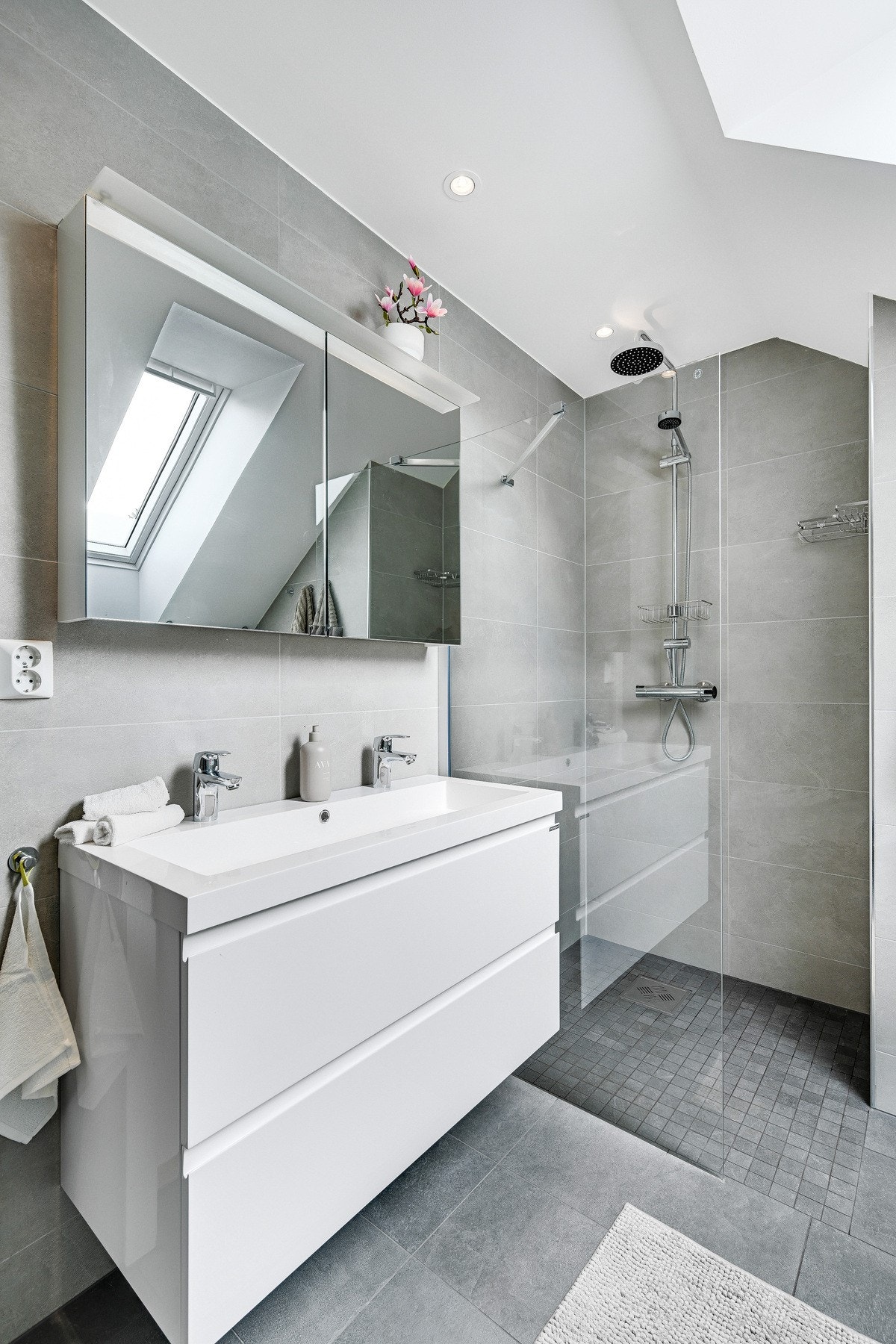 Innredningen består av underskuffer med dobbel servant og overskap med speil. Rommet fremstår som godt belyst med innfelte spotter i taket, samt naturlig lys fra takvinduet. Galleribilde