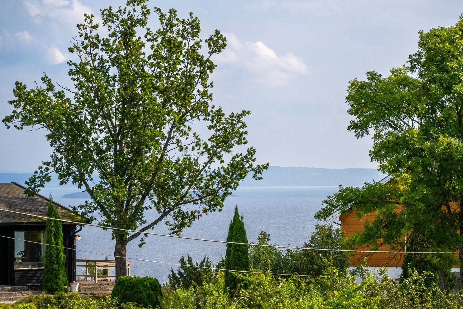 Holmestrand sentrum yrer av liv om sommeren, og her er det er godt utvalg av spisesteder, samt en rekke sentrumsfasiliteter som bl.a. klesbutikker, frisørsalong, apotek og mer. Galleribilde