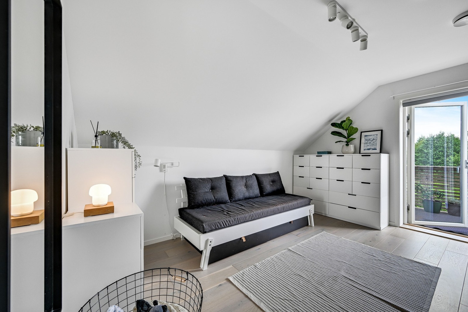 Soverom nr. 2 også med utgang til balkong. Rommet har godt lys fra lampe og balkongdør. Galleribilde