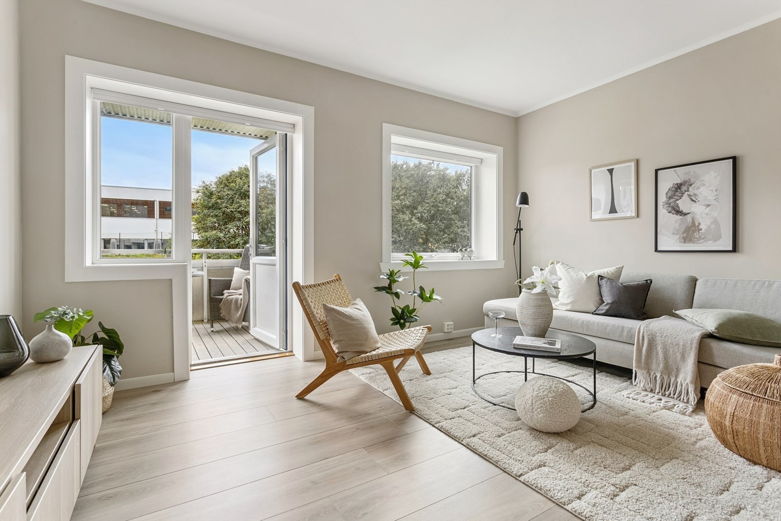 Fra stuen er det utgang til vestvendt balkong med meget gode solforhold. Nyt sol i godstolen her ute. Galleribilde