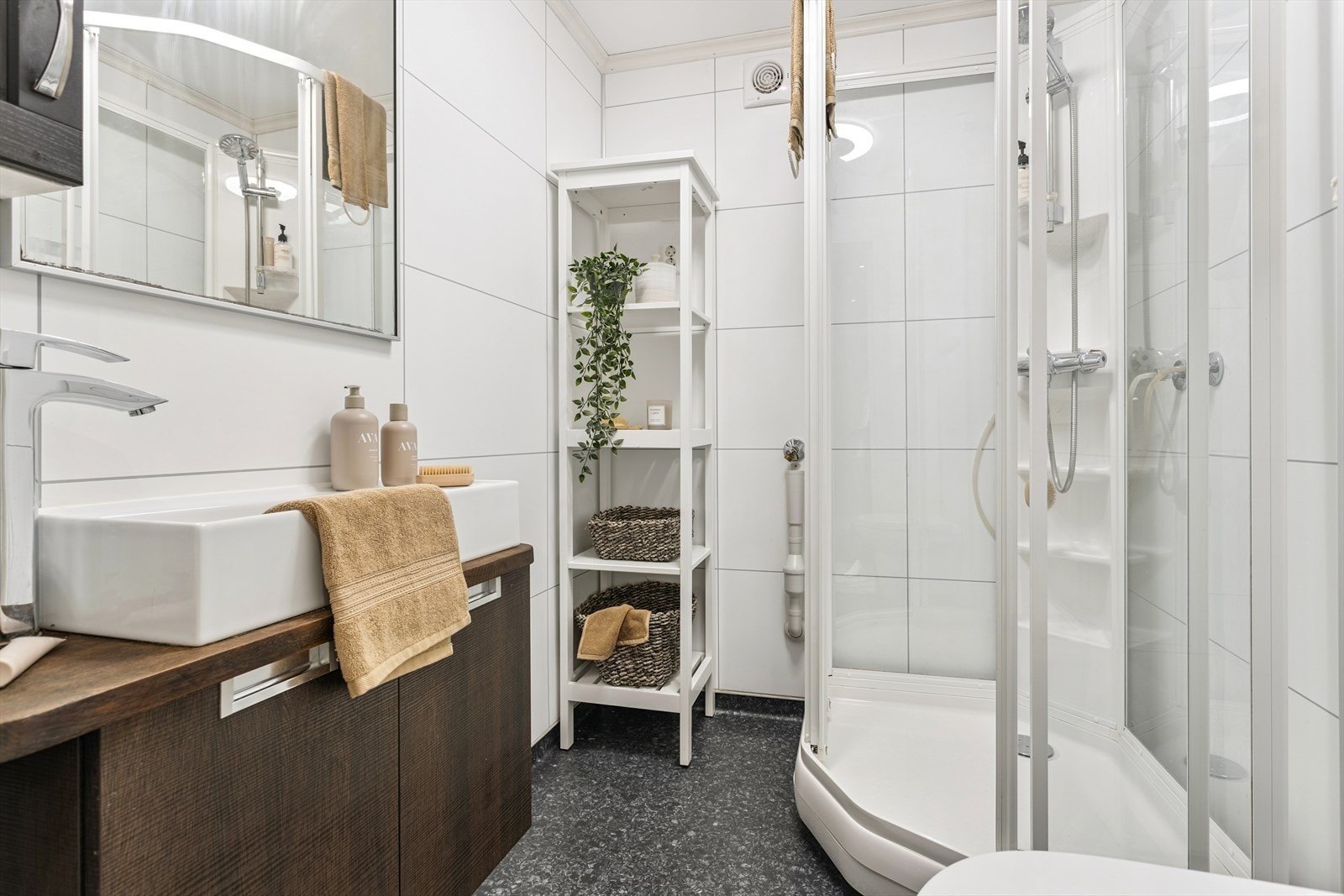 Oppusset bad fra 2019. Opplegg for vaskemaskin. Galleribilde