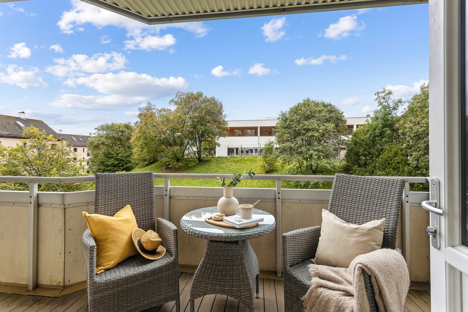 Vestvendt balkong på 9,2m². Rugdeveien 27 har en veldig god skjermet og usjenert beliggenhet. Kjekt å kunne se ut på grøntområdet foran også. Galleribilde