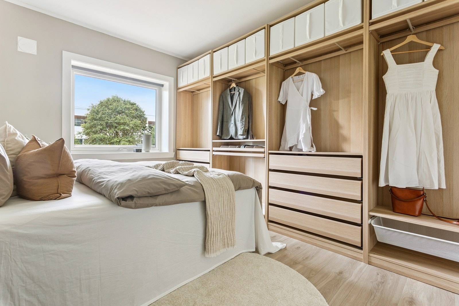 Stort deilig hovedsoverom på hele 11,3 kvm. Garderoben følger handelen. Galleribilde