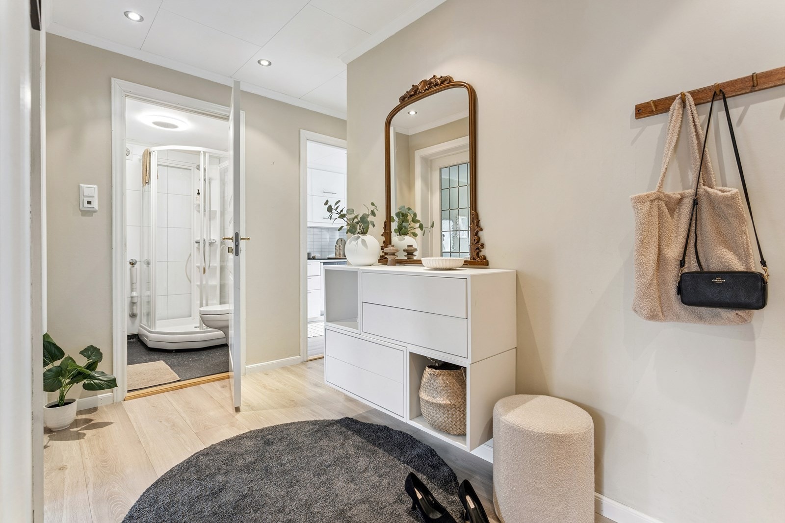 Gang med praktisk oppheng til yttertøy, samt veggmontert skapkombinasjon og skoskap. Galleribilde