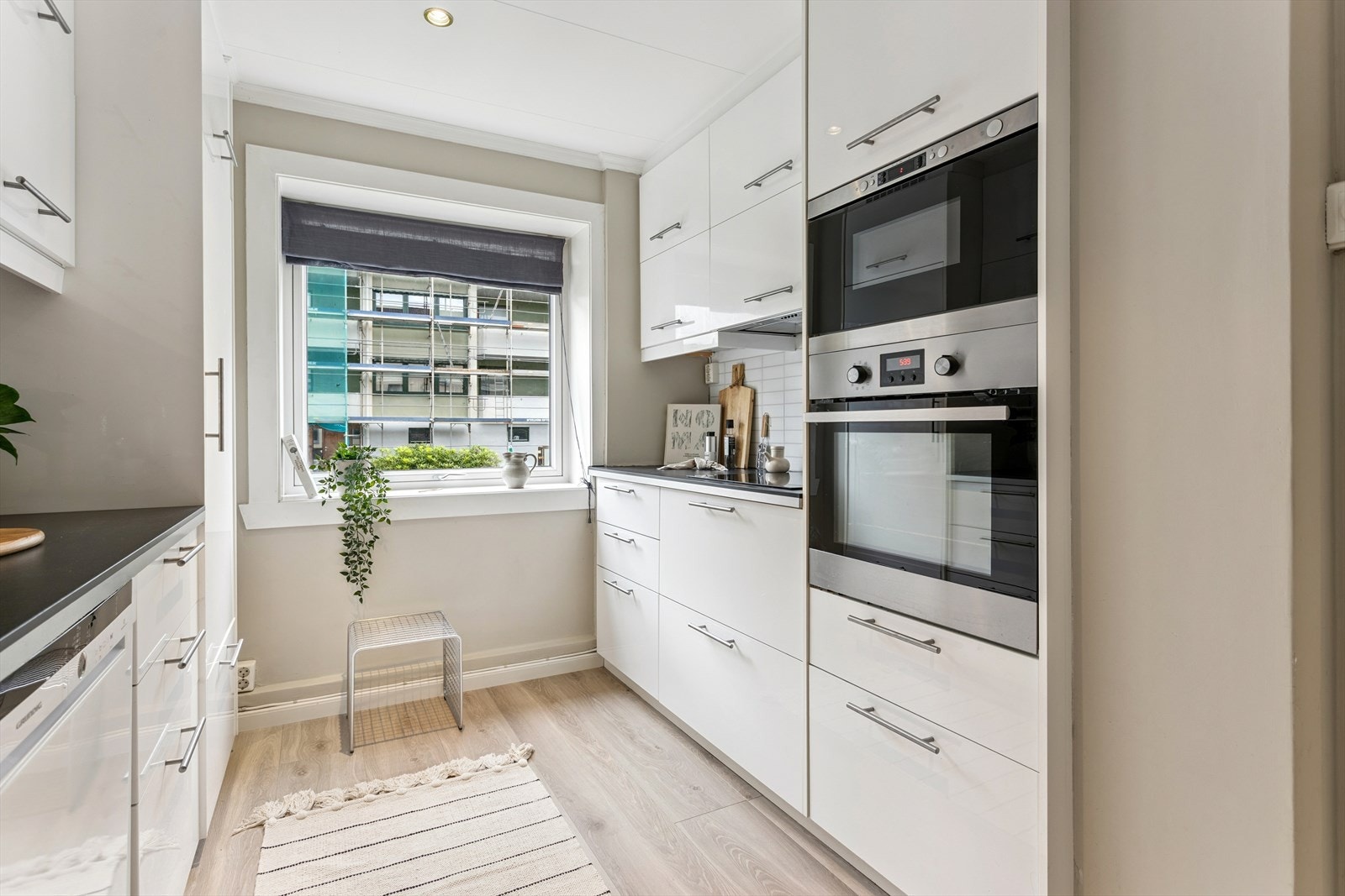 Det er integrert induksjonsplatetopp, stekeovn, mikrobølgeovn, kjøl- og frys og oppvaskmaskin i innredningen. Alt følger handelen. Galleribilde