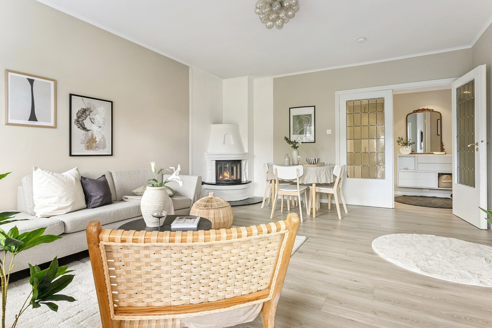 Stuen er lett å møblere. Her er plass til spisegruppe, sofa og salongbord. I tillegg har stuen en koselig peis (med rentbrennende innsats) som varmer godt på kalde vinterdager. Galleribilde