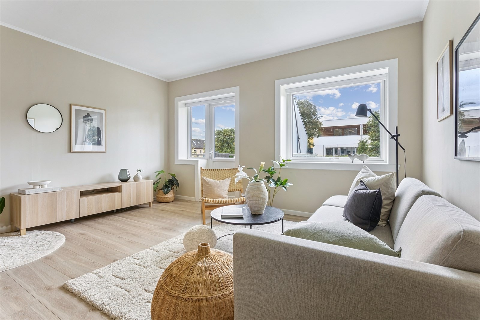 Store vindusflater i stuen slipper inn mye naturlig lys. Galleribilde