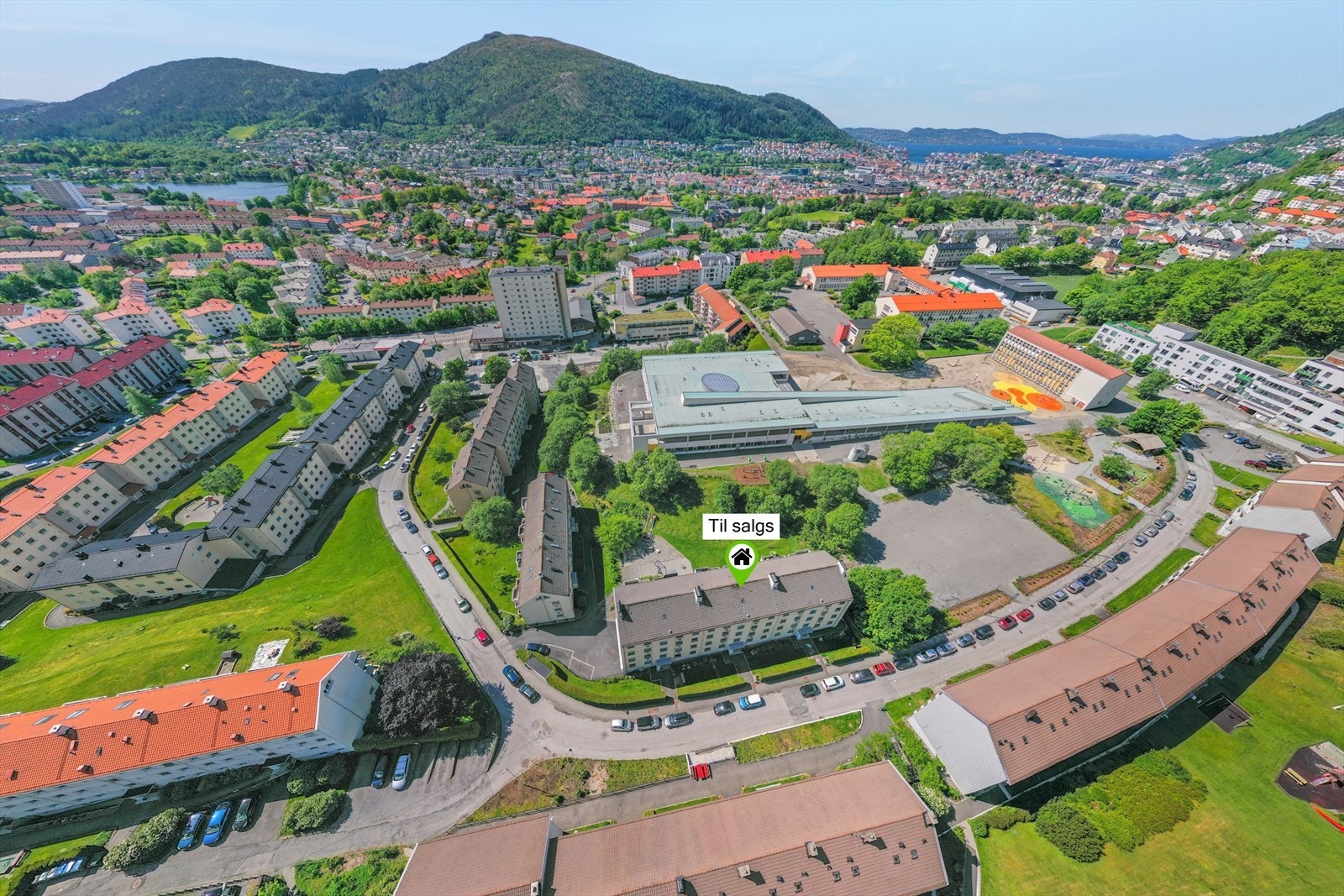 Kort vei til "alt". Buss og butikk like borte i hovedveien. Galleribilde