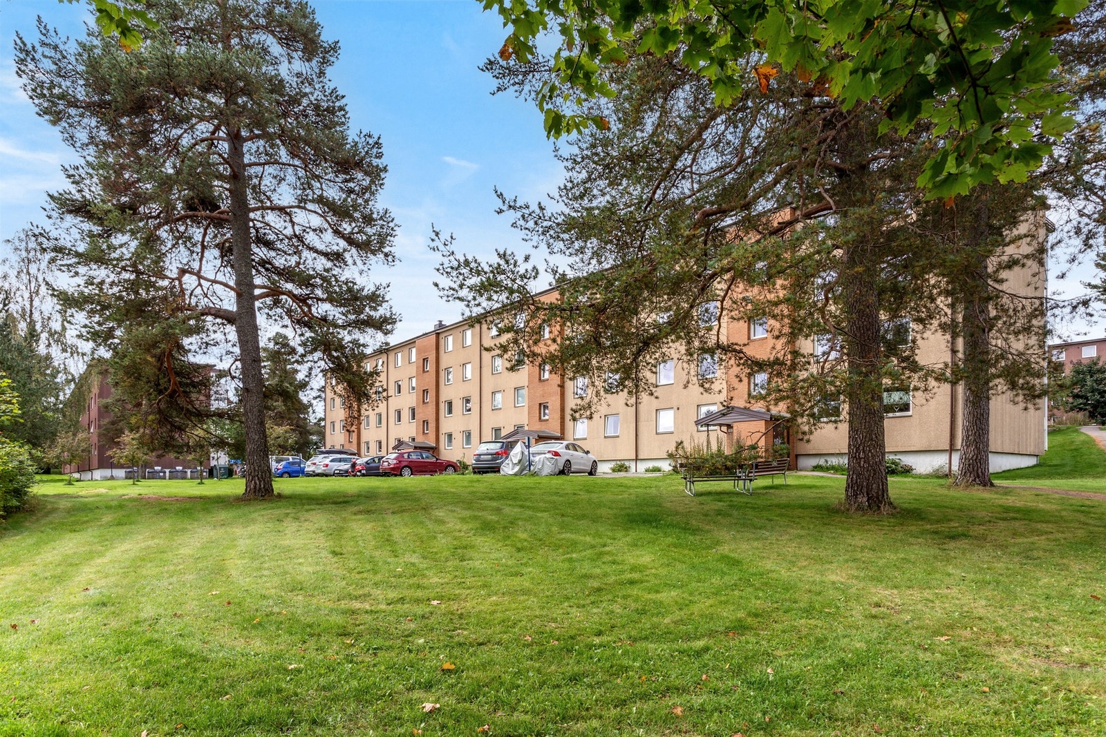 Blokken er omkranset av pent opparbeidet grøntareal. Dette gir en landlig følelse, selv om man bor svært sentralt. Galleribilde
