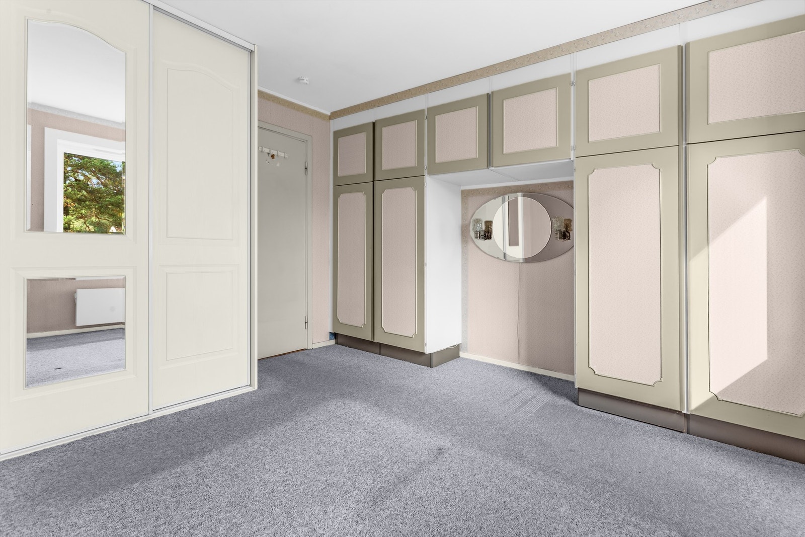 Her er det god plass til dobbeltseng med tilhørende nattbord. Plassbygde skap og skyvedørsgarderobe gir gode lagringsmuligheter for klær og sko. Galleribilde