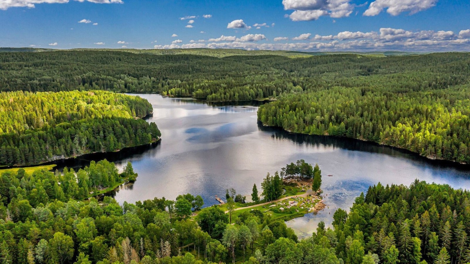 Nøklevann i Østmarka er et populært vann, hvor man bla. kan bade, fiske og padle kano. I tillegg til flotte turmuligheter sommerstid, er det milevis med flotte skiløyper og lysløyper vinterstid. Galleribilde
