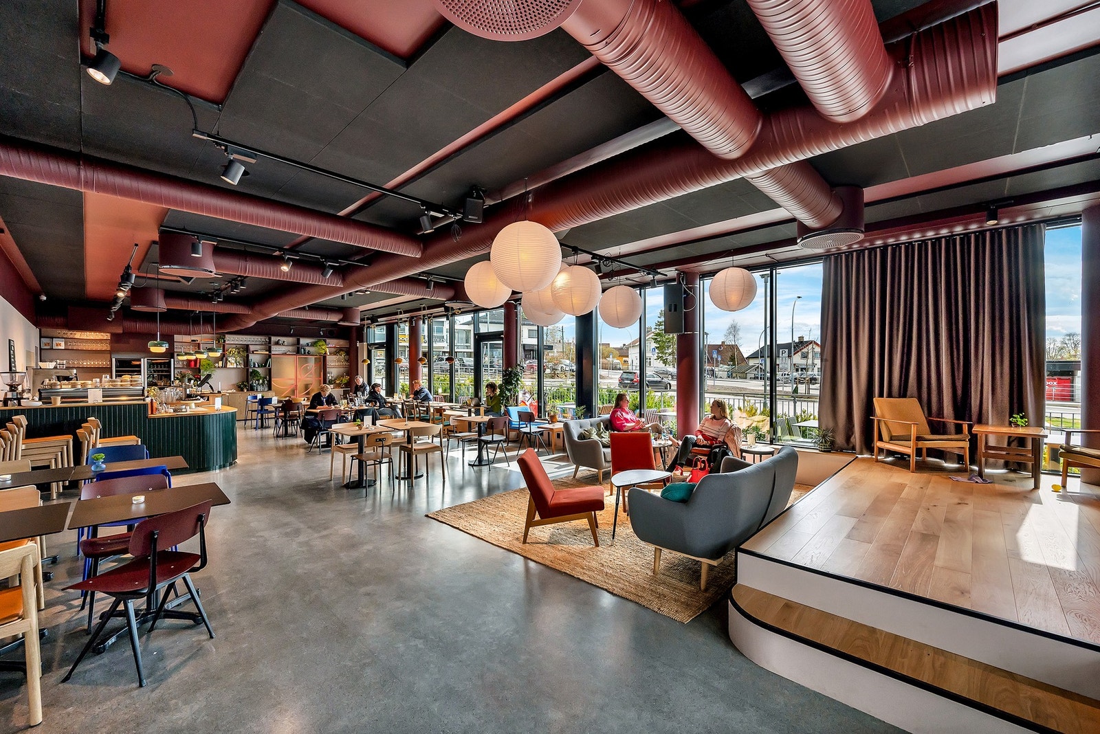 Østensjø Havn på Oppsal senter er et populært møtested for beboerne i området. Her er det matservering ute og inne, god kaffe og tidvis live musikk og quiz. Eget lekehjørne for de minste. Galleribilde