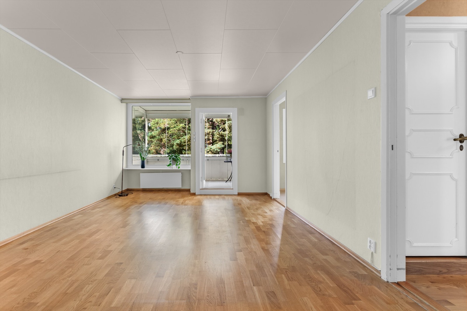 Leiligheten har en lys og romslig stue, med plass til stor sofagruppe med tilhørende TV-møblement. Galleribilde