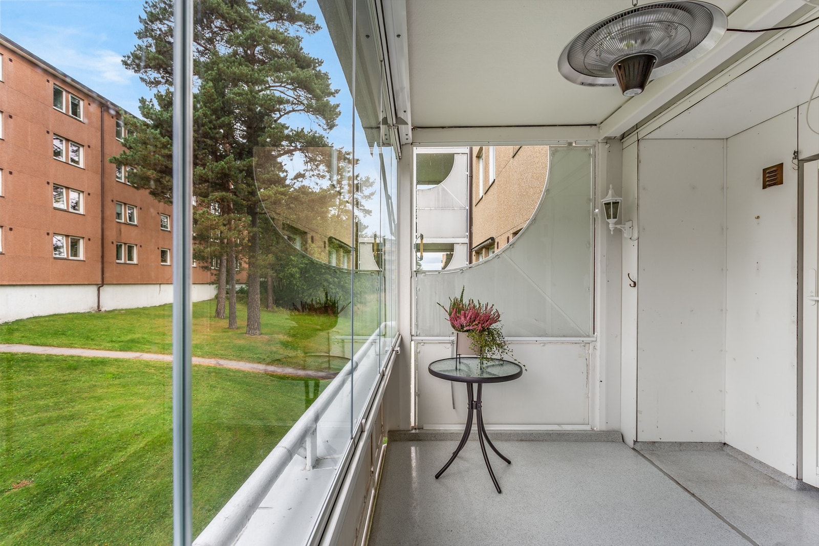 Det er tillatt å grille på balkongen, med gassgrill og elektrisk grill. Videre er det installert elektrisk markise, utelampe og stikkontakt. Galleribilde