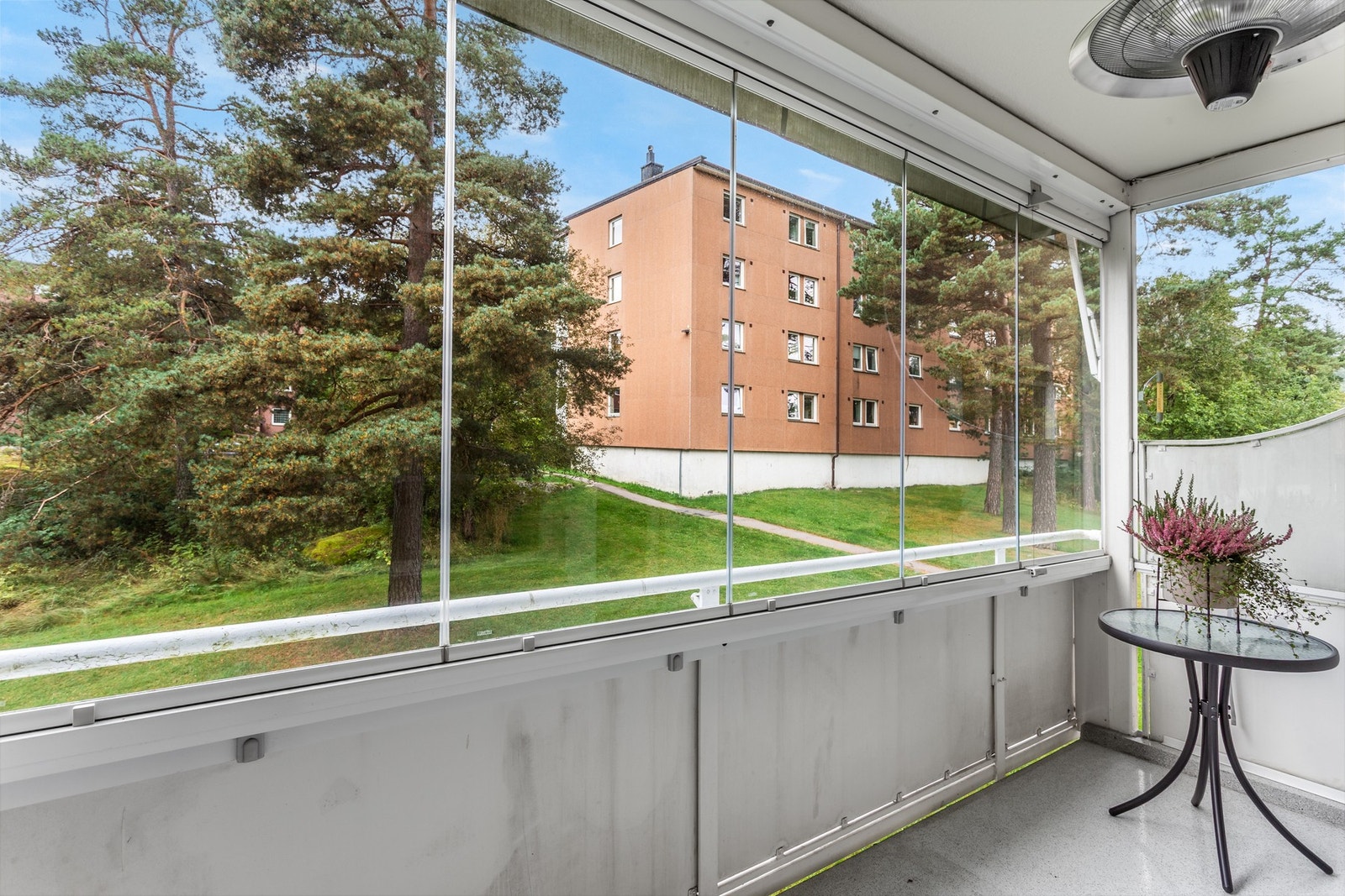 Fra stuen har du utgang til innglasset balkong, på over 7 kvm. Innglassingen kan skyves til side når ønskelig. Galleribilde