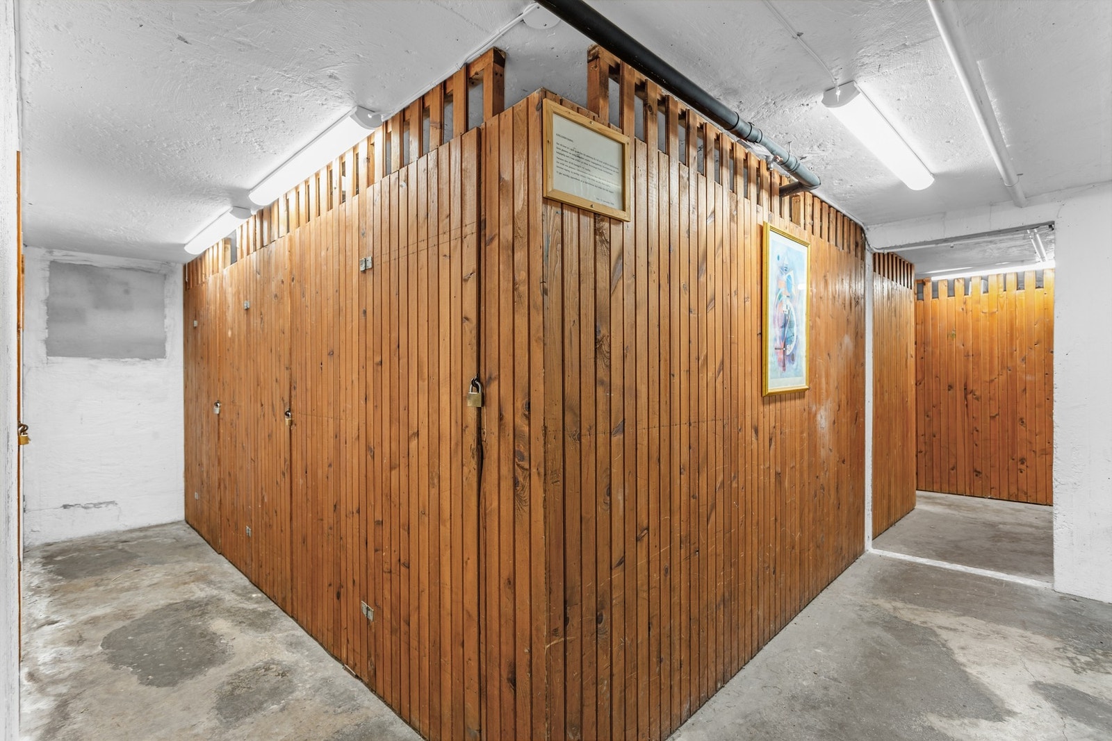 Leiligheten disponerer tre lagringsboder i kjeller. Disse har et oppmålt gulvareal på henholdsvis ca. 1,4 kvm, 3 kvm og 5 kvm. Galleribilde