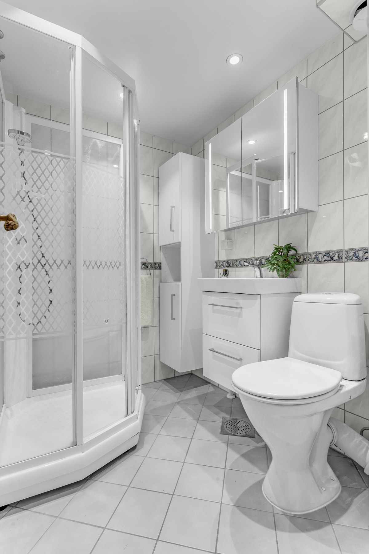 Flislagt baderom, med downlights i himling (nye fra 2024) og termostatstyrte varmekabler i gulv. Badet har opplegg for vaskemaskin og ble rehabilitert i regi av borettslaget, i 2008. Galleribilde