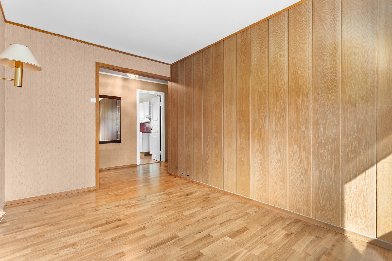 Eier valgte på et tidspunkt å åpne opp noe av veggen mellom entreen/gangen og det andre soverommet, og lage en ekstra stue. Dette kan enkelt tilbakeføres om ønskelig. Galleribilde